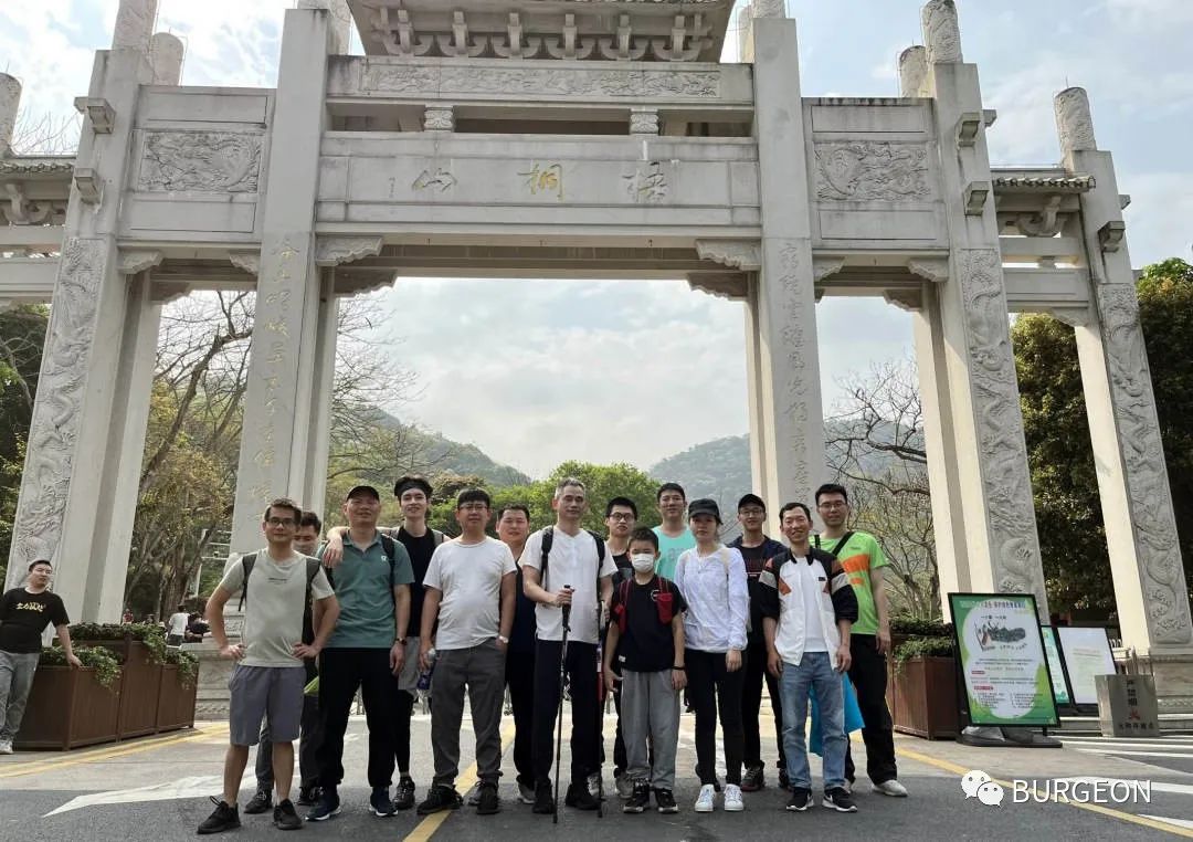 协伴游乐，勇攀高峰！